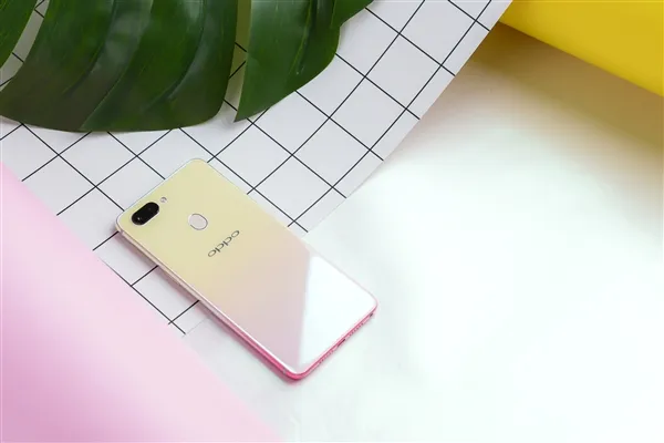 2699元 OPPO R15幻色粉开箱