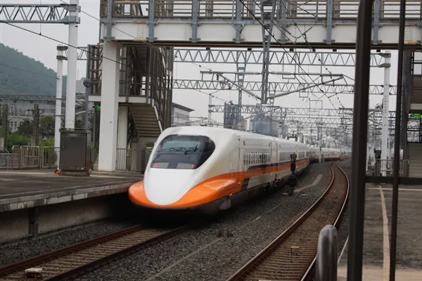 广深港高铁开通运营：一乘客无票被罚1300多元
