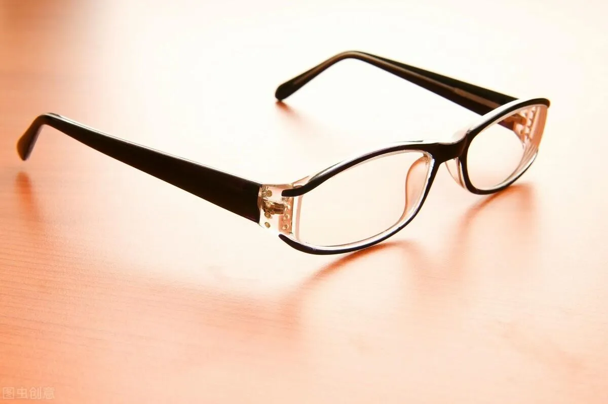 变色镜片的优缺点有什么 | 变色近视眼镜的利与弊分析