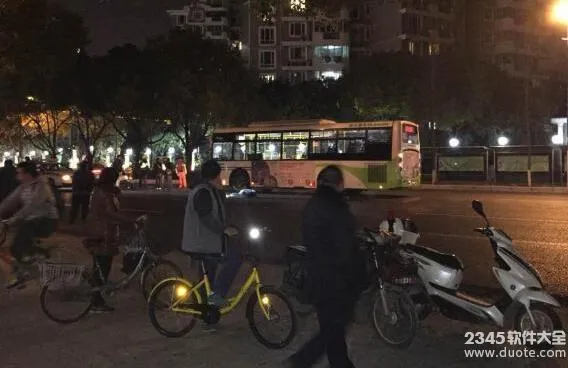 饿了么骑手与上海庄莘线公交车相撞身亡 目击者:现场遗留送餐箱【图】