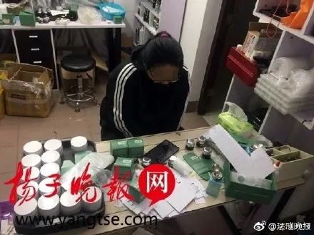 网售高档化妆品马桶边上造 成本才几十块