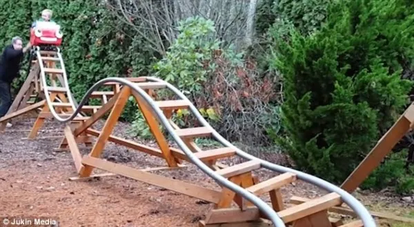 退休航天科学家为孙子在后院自建3座过山车 无需人力即可自动运行【视频】