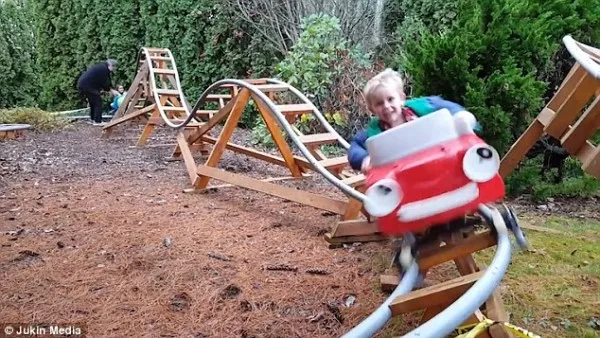 退休航天科学家为孙子在后院自建3座过山车 无需人力即可自动运行【视频】