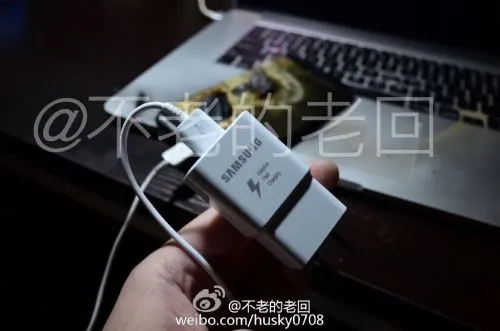 三星Note 7国行版第四次爆炸 用原装充电器正充电它就炸了？！熏黑旁边的mac！