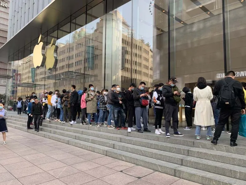 苹果iPhone12开售排队现场画面火爆