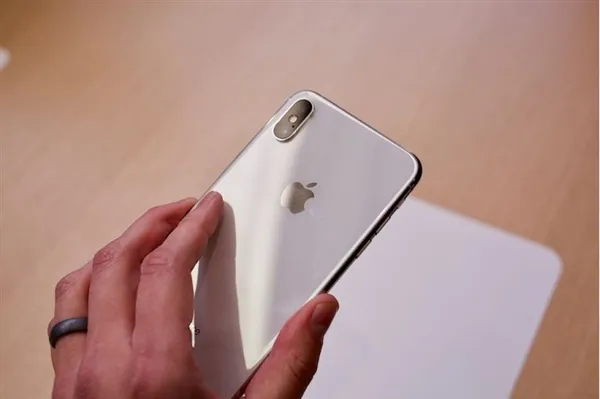 苹果公布新财季iPhone销量：中国热销库克点赞