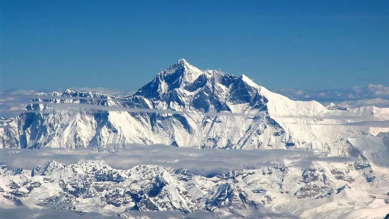 珠穆朗玛峰是哪个国家的(到底属于