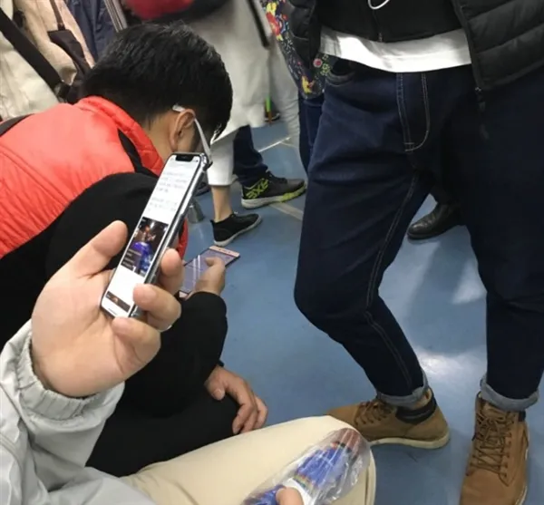 国内地铁惊现iPhone X真机 刘海突兀