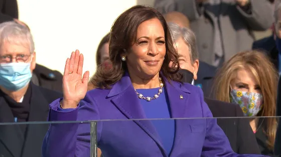 哈里斯正式宣誓就职美国副总统 成美国史上公职职位最高女性