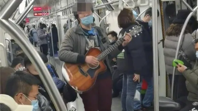 男子未正确佩戴口罩在北京地铁上卖唱，被行拘