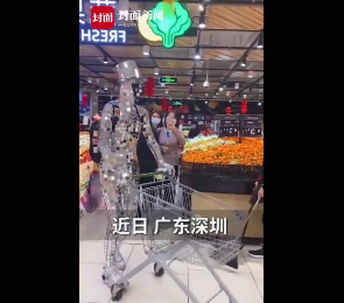 小伙扮机器人购物引围观视频完整版 网友惊叹行走的闪光灯