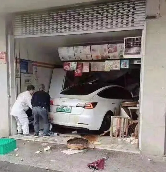 特斯拉追尾大货车 特斯拉自动躲避追尾