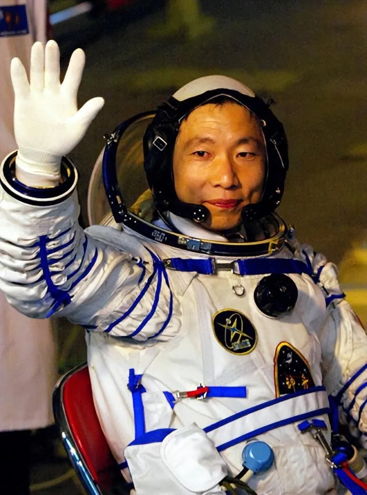 杨利伟简历 | 中国航天英雄杨利伟至今仍参与航天员训练