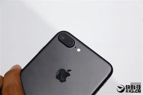 iPhone 7 Plus被曝出新问题：摄像头附近有电流声