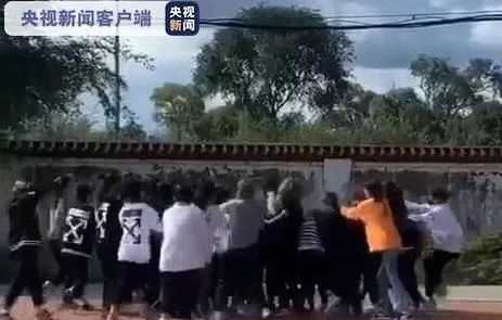 黑龙江30多名女学生街头约架斗殴画面曝光 出口辱骂场面极其混乱