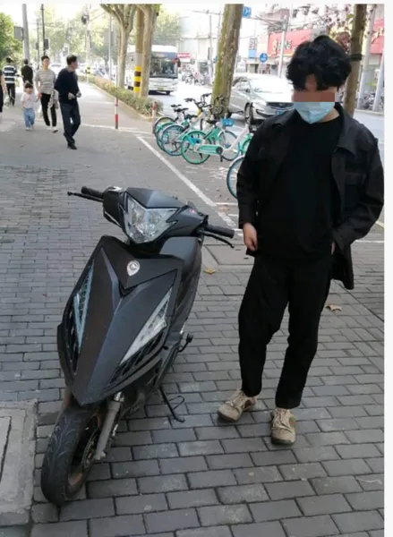 外卖小哥违法骑摩托车被查，竟拿出韩国驾照装作韩国人企图躲避处罚