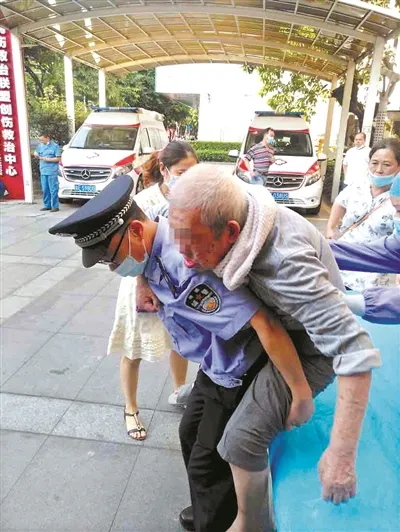 老人突发急症送院遇堵 警员背患者百米跑入院