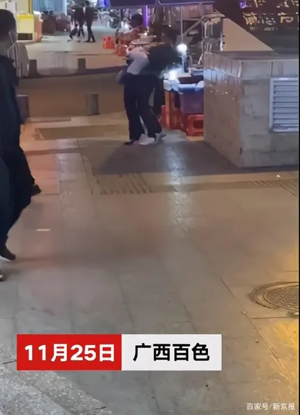 广西一男子当街锁喉割伤女子什么情况？现场画面曝光让人后怕