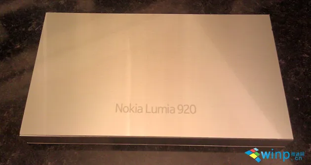 打开诺基亚Lumia 920包装盒之后