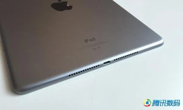 国内现苹果iPad Air 2屏幕闪屏竖线故障