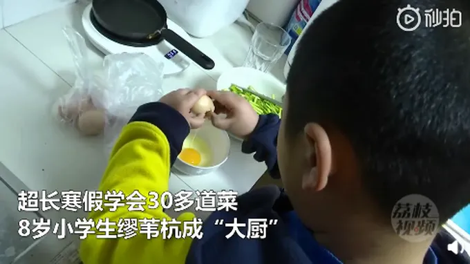 8岁小学生假期学会30多道菜怎么回事？8岁小学生跟谁学做菜？