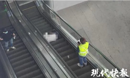 南京南站一旅客从平台坠落后身亡什么情况？现场画面曝光一片狼藉