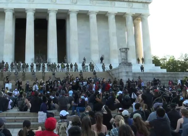 数百人聚集林肯纪念堂前示威怎么回事？呼吁结束警察暴行