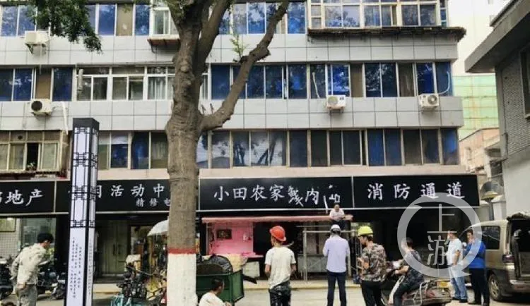 西安黑底白字门头被更换怎么回事？店家一个多月换了三次