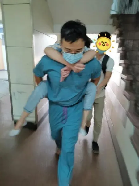 惊心动魄！广州这医生一把抱起病危患者，1分钟跑下4层楼