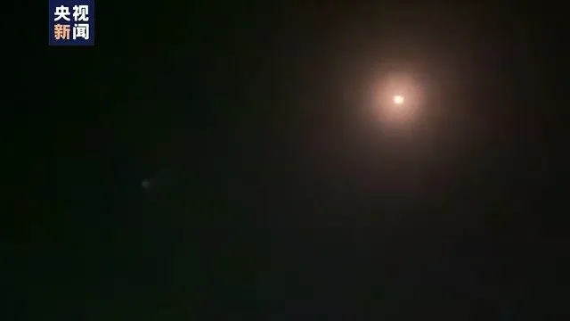 央视记者手机拍摄以色列空袭叙利亚 空中可见点点亮光