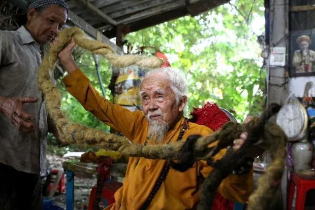 越南92岁大爷80年未剪头发怎么回事？坚信剪了头发就会死