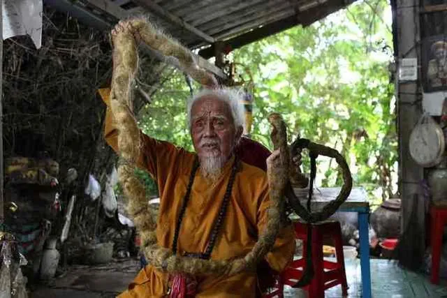 越南92岁大爷80年未剪头发怎么回事？坚信剪了头发就会死