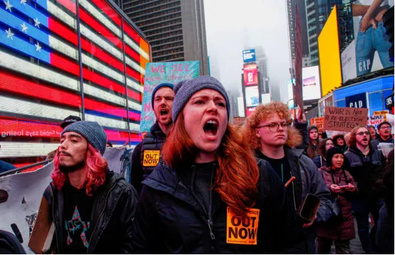 △示威者在纽约时代广场游行抗议（ 图片来源：美联社）