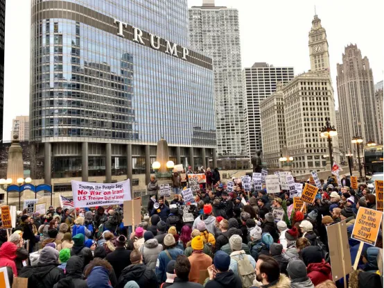 △芝加哥的示威者们聚集在特朗普大厦外，进行反战抗议（图片来源：《今日美国》）