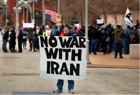 △空军老兵手举“不要与伊朗开战”的标语，参与圣路易斯城的反战抗议活动（ 图片来源：美联社）