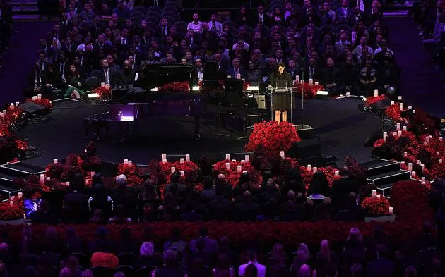 乔丹悼念科比泪流满面 33643朵玫瑰纪念其篮球生涯得分