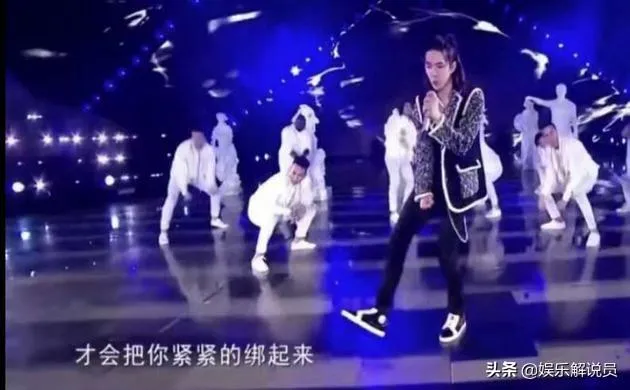 王一博在表演过程中踩坏地板，网友纷纷表示：“真的是有力度的舞蹈!”