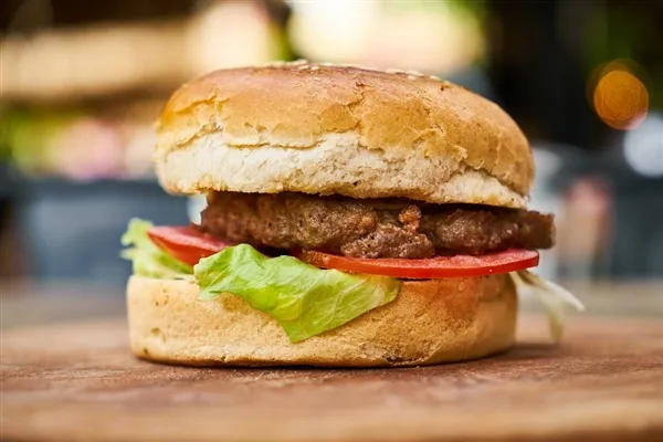 麦当劳开始推广人造肉汉堡：口感不输真肉