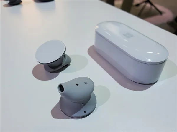 微软推首款真无线耳机Surface Earbuds：24小时续航、支持Office操控