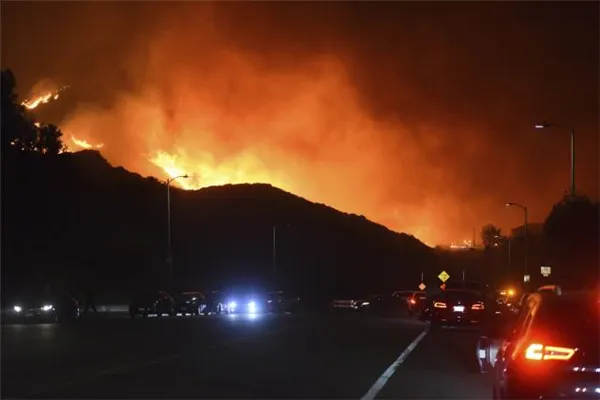 美国加州山火,美国加州爆发山火,加州山火,山火,美国加州山火画面