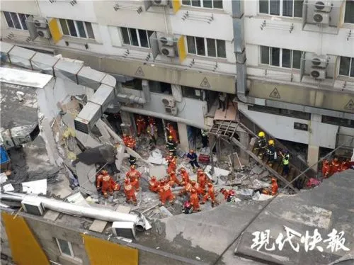 南京一公寓局部坍塌现场图曝光 南京一公寓局部坍塌最新消息