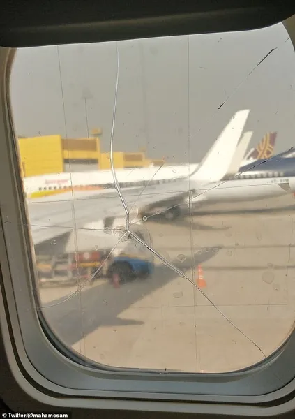 神操作！印度一客机窗户破裂后用胶带粘住继续飞，航空公司致歉