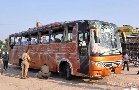 印度货车撞翻公交车什么情况？印度公交货车相撞现场画面惨不忍睹