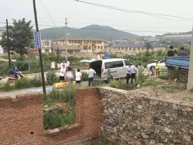 荒草从发现一具男尸  荒草从发现男尸尸体上还有 男子因什么事死亡