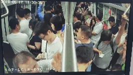 忽然之间车厢内乘客开始慌乱