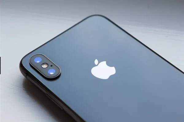 塑料做的iPhone已经消失 2019年是玻璃后壳手机的天下