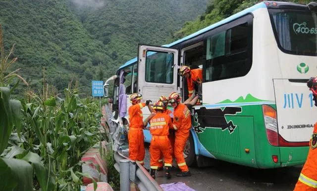 最新消息四川旅游大巴被落石砸中致8死16伤 遇难者身份公布？四川旅游大巴被落石砸中现场情况？