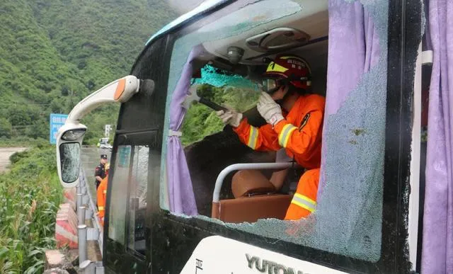 最新消息四川旅游大巴被落石砸中致8死16伤 遇难者身份公布？四川旅游大巴被落石砸中现场情况？