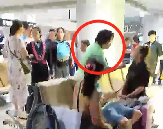 又有一位音乐家被曝在机场辱骂孩子？黄铮在机场辱骂孩子，对其劝说者也不放过？