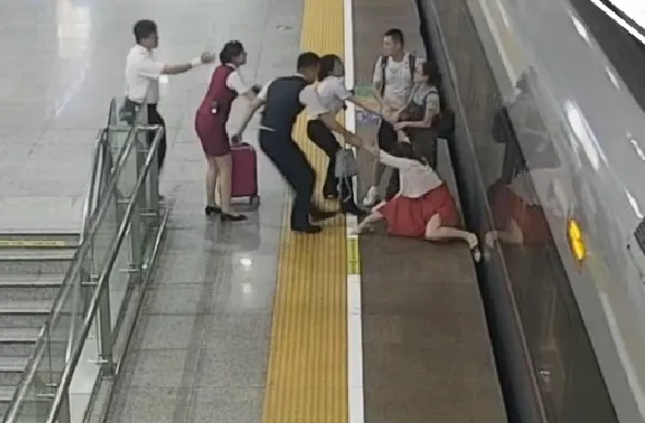 广州女子阻碍高铁是怎么回事？广州女子为什么伸腿阻碍高铁发车?